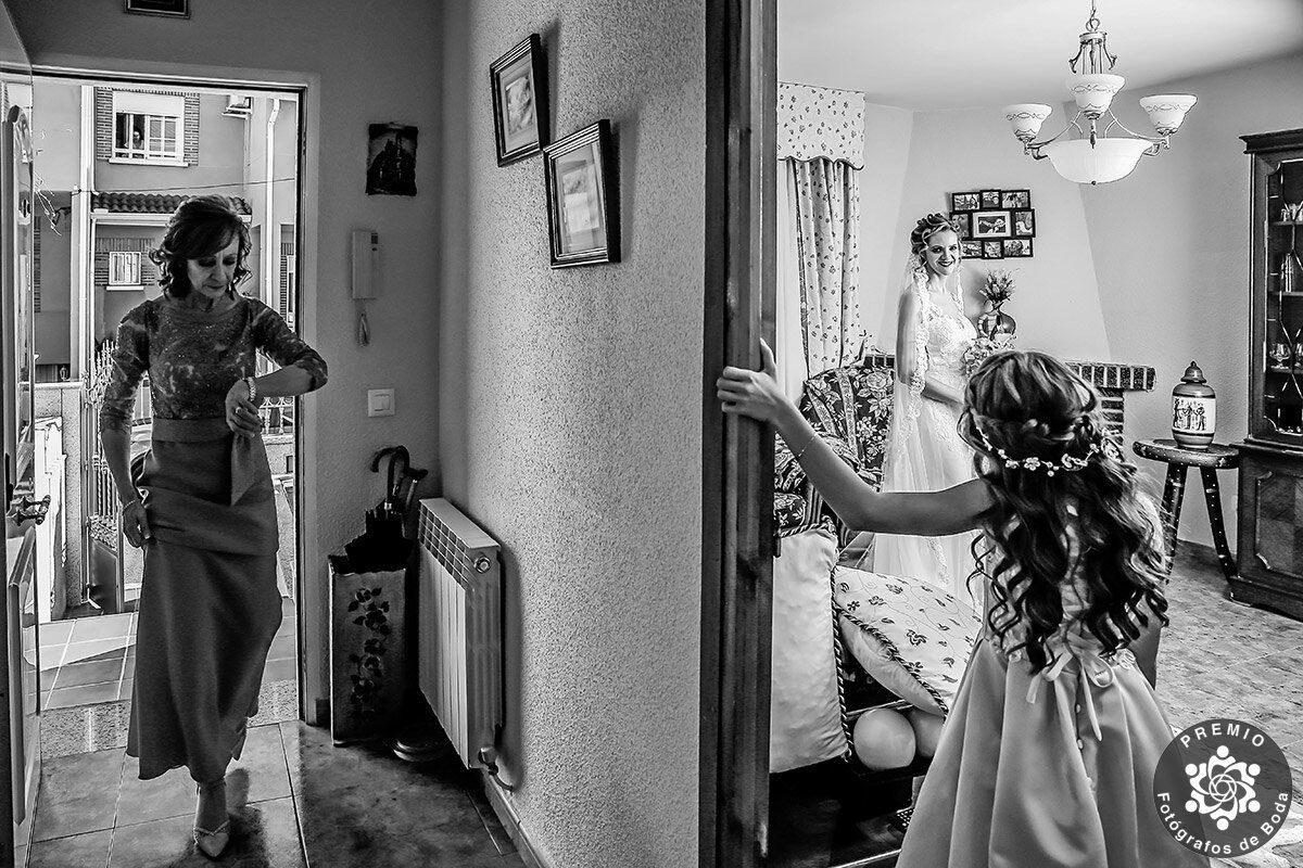 Fotografía en blanco y negro de los preparativos de una boda, premiada por fdb-22 Fotógrafos de Boda Certificados