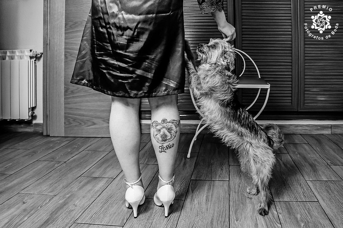 Fotografía en blanco y negro durante los preparativos de la novia, premiada por fdb-23 Fotógrafos de Boda Certificados