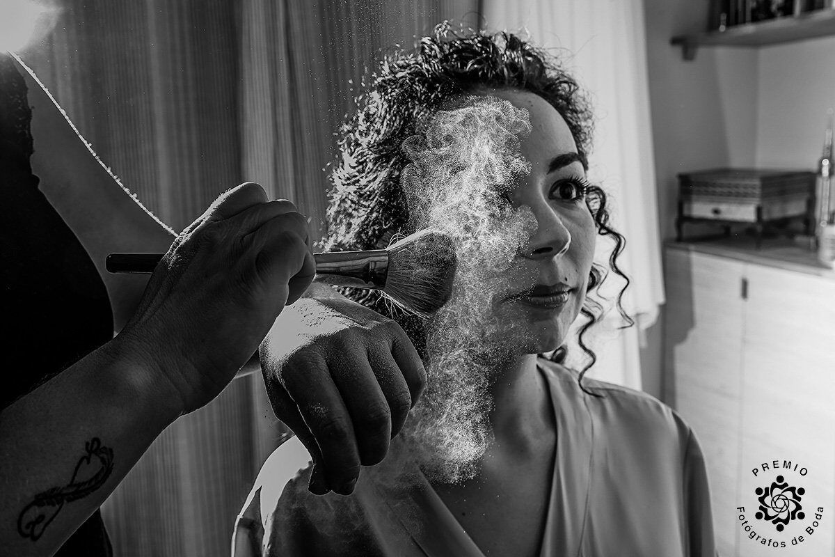 fotógrafo de bodas premiado en Madrid en preparativos de boda de la novia FDB 2024