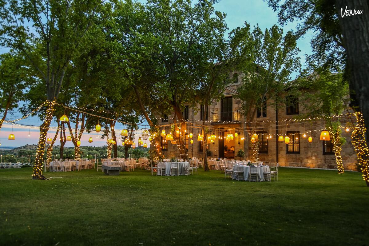 Jardines de Finca El Gasco en Madrid con montaje de boda al aire libre.