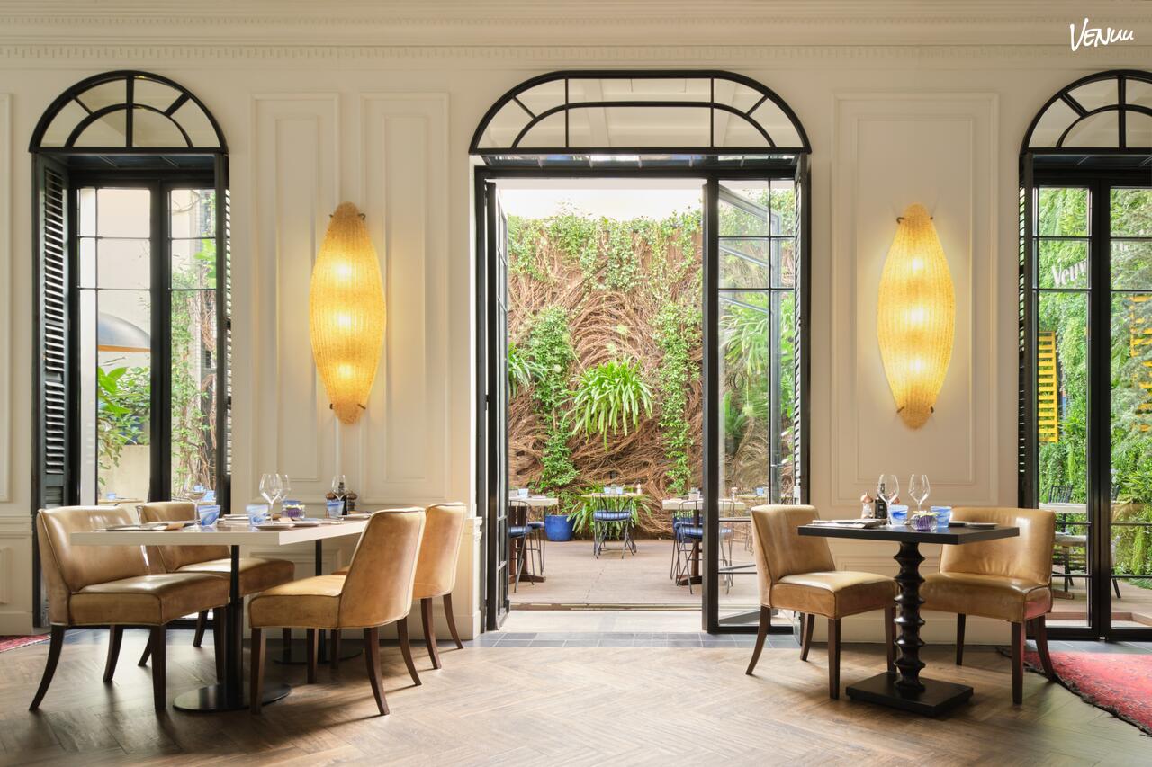 Salón elegante de YOUnique Restaurant en Only YOU Boutique Hotel Madrid preparado para boda.