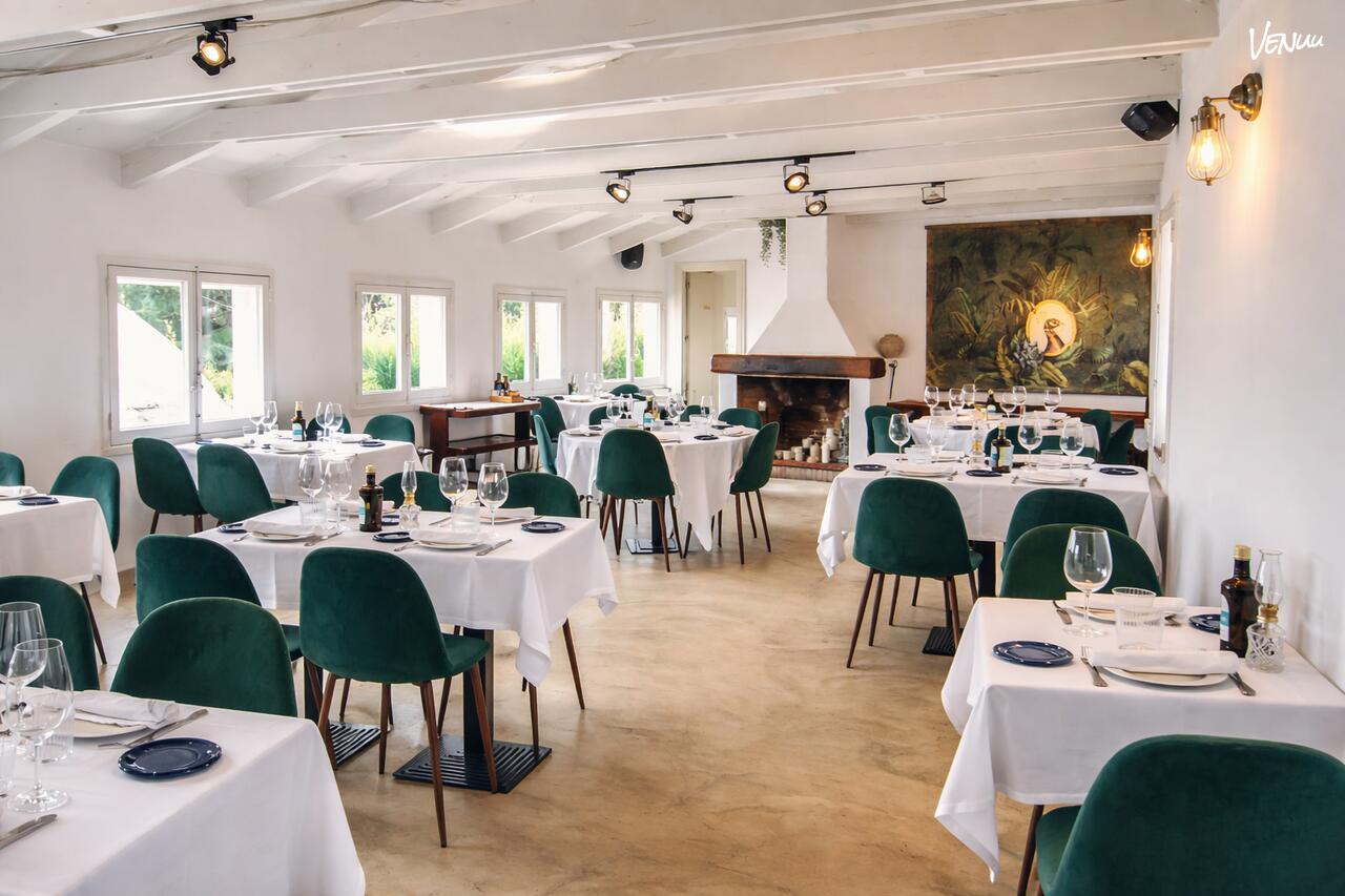 El Rincón de Vespok Madrid salón chimenea para boda íntima.