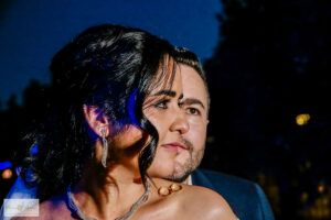 Foto creativa nocturna de boda con novios. Chema & Davinci fotógrafo de bodas
