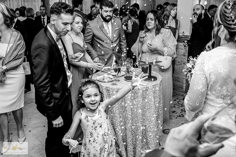 Fotografia en coctel de boda en blanco y negro en Madrid