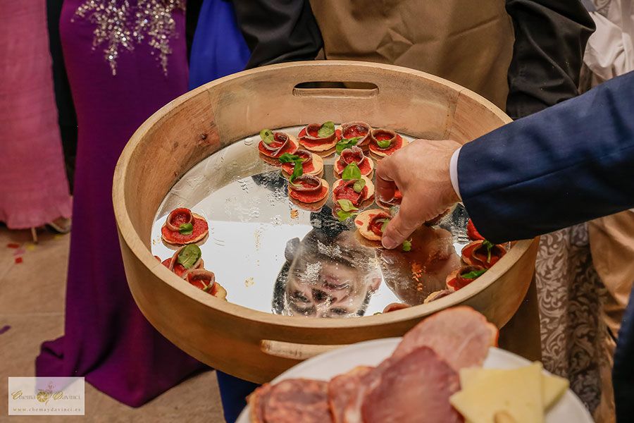 Fotografía de boda coctel en Madrid con bandeja de canapés y reflejo