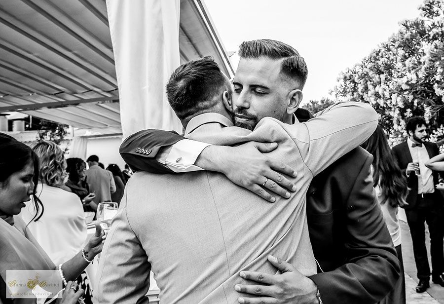 Abrazo en boda coctel de Madrid