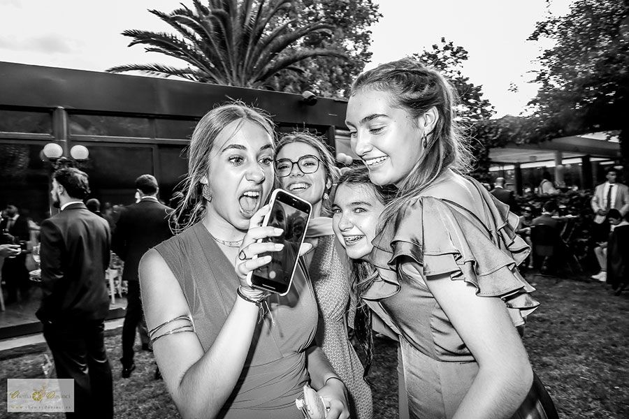 Fotografía de grupo de chicas en coctel boda Madrid