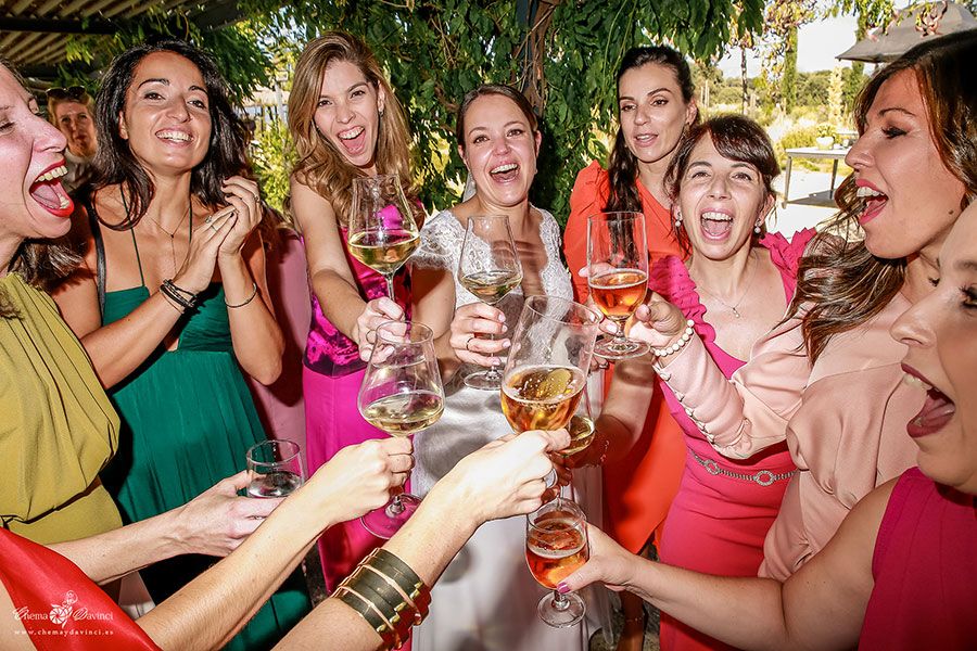 Fotografía de brindis en coctel de boda en Madrid