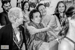 Invitadas emocionadas en la ceremonia de boda. Chema & Davinci fotógrafo de bodas