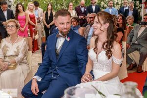 Mirada del novio durante la ceremonia de boda. Fotógrafo de bodas Chema & Davinci