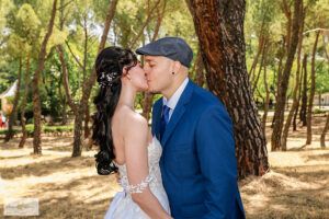 Sesión de pareja de novios de boda en la naturaleza. Chema & Davinci Fotógrafo de Bodas