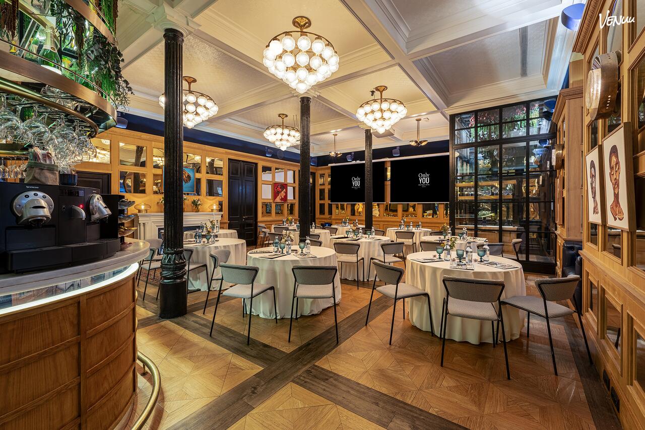 Younique Restaurant Madrid espacio elegante para boda tipo cóctel.