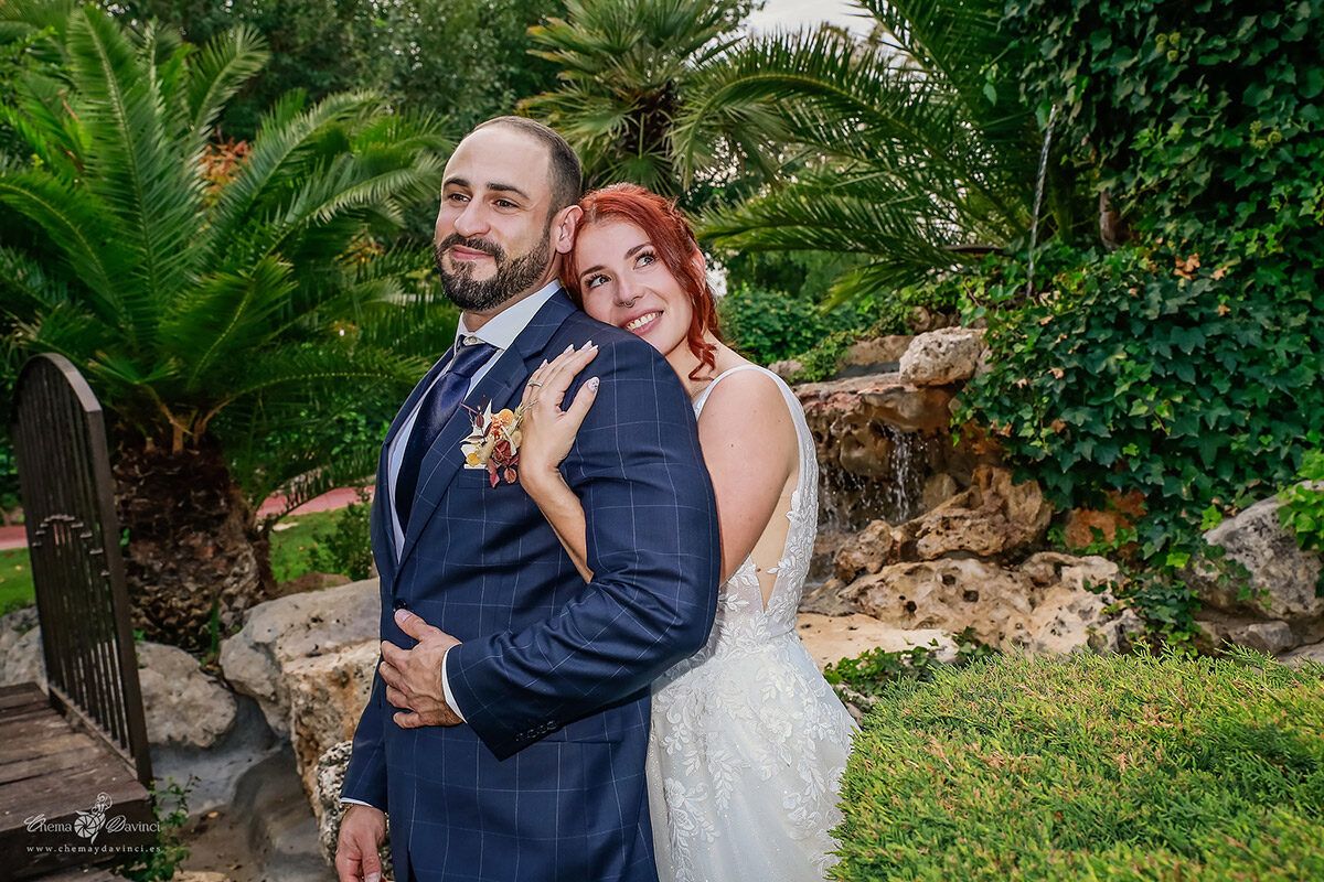 Fotografía de pareja recién casada boda en jardín de finca
