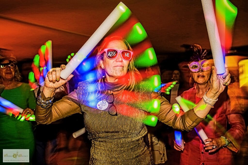 Foto fiesta de boda con invitada y luces. Realizada por Chema & Davinci
