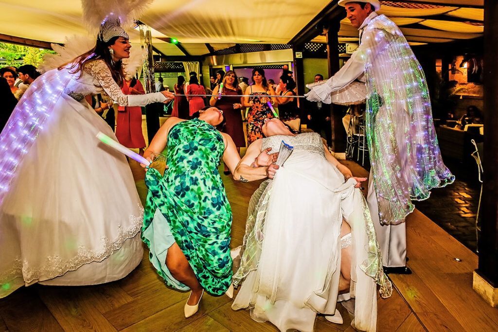 Foto de fiesta de boda con novia limborock. Realizada por Chema & Davinci