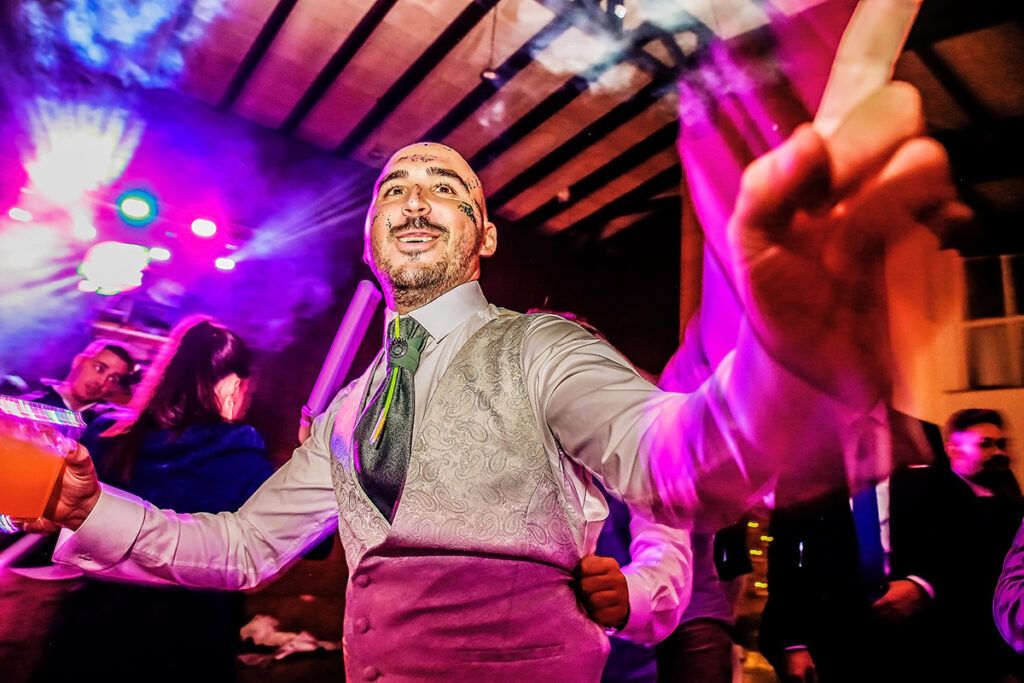 Foto fiesta de boda con novio. Realizada por Chema & Davinci
